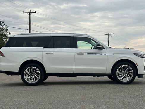 Used 2026 Lincoln Navigator L Reserve AWD/4WD image 8