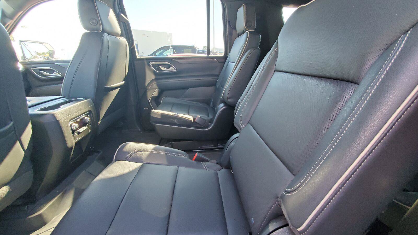 Used 2022 GMC Yukon XL SLT w/ SLT Premium Package AWD/4WD image 5