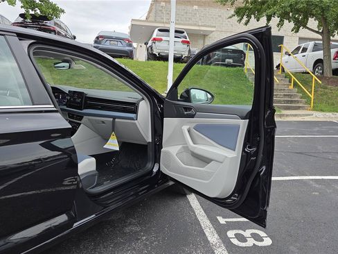 New 2026 Volkswagen Jetta SE FWD image 28