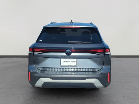 Certified 2025 Volkswagen Tiguan SE image 4