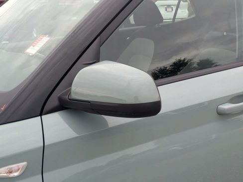 Used 2025 Hyundai Venue SEL FWD image 11