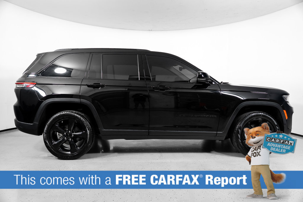Used 2023 Jeep Grand Cherokee Limited w/ Black Appearance Package AWD/4WD image 3