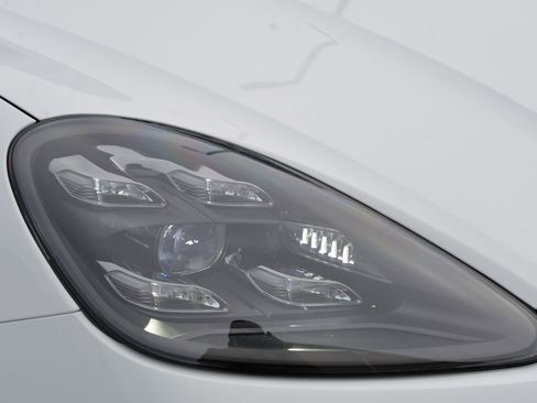 Certified 2022 Porsche Cayenne Platinum Edition image 11