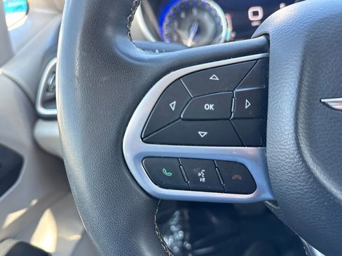 Used 2022 Chrysler Pacifica Touring-L image 15