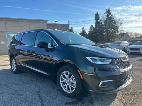 Used 2025 Chrysler Pacifica Select image 3