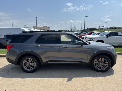 Used 2022 Ford Explorer XLT w/ Equipment Group 202A image 17