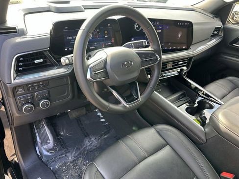 Used 2025 Chevrolet Suburban RST image 9