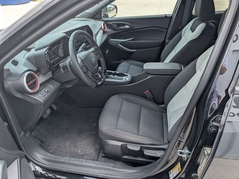 Used 2024 Chevrolet Trax RS FWD image 2