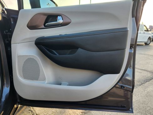 Used 2023 Chrysler Voyager LX image 52