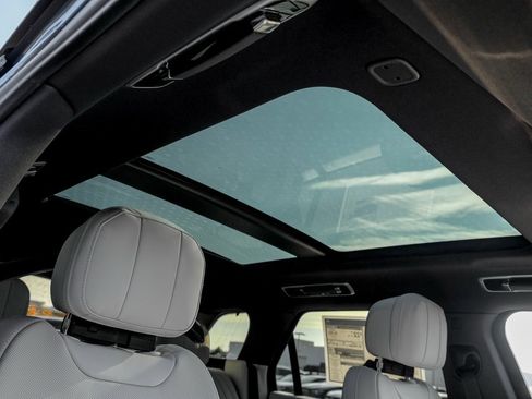 New 2025 Land Rover Range Rover Sport SE image 24