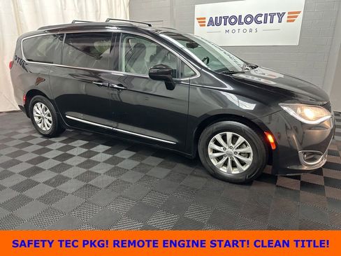 Used 2017 Chrysler Pacifica Touring-L FWD image 1