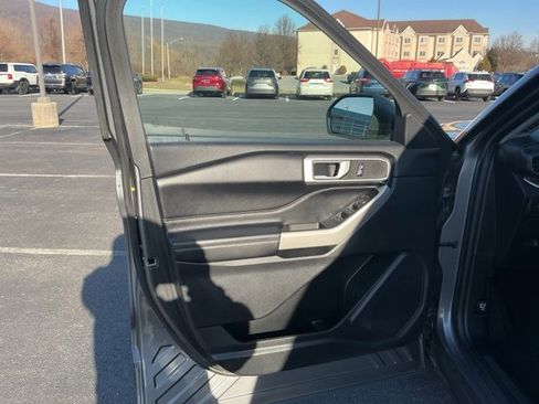 Used 2022 Ford Explorer XLT w/ Equipment Group 202A image 9