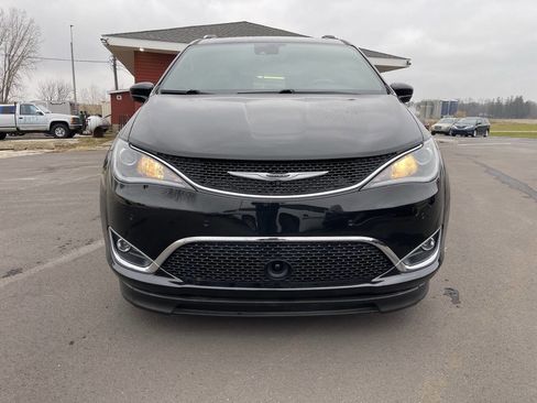 Used 2019 Chrysler Pacifica Touring-L image 14
