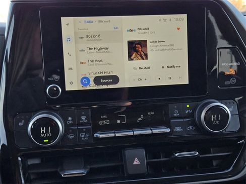 Used 2024 Toyota Highlander XLE image 16