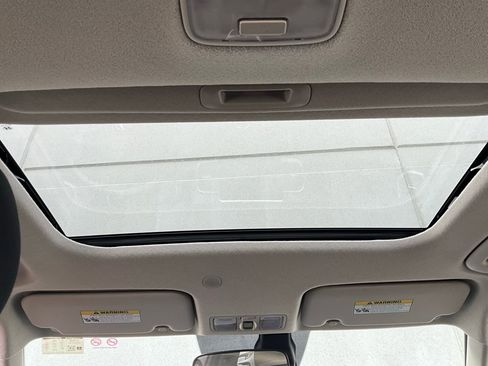 Used 2025 Hyundai Venue SEL image 18