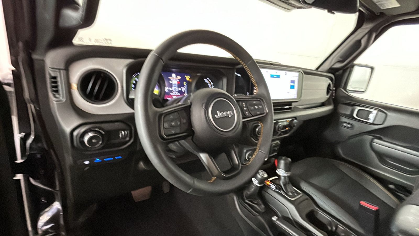 Used 2024 Jeep Wrangler Unlimited w/ Convenience Group AWD/4WD image 16