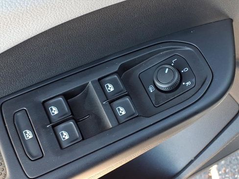 Certified 2022 Volkswagen Taos SE image 16