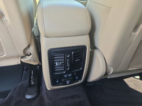 Used 2018 Jeep Grand Cherokee Limited image 17