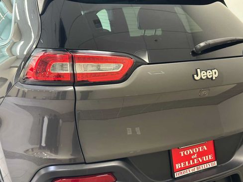 Used 2015 Jeep Cherokee Limited w/ Luxury Group AWD/4WD image 7