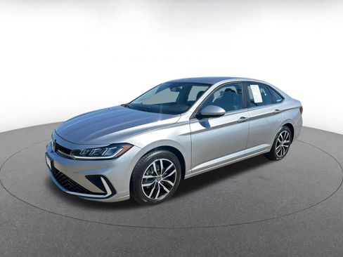 Used 2025 Volkswagen Jetta SE image 4