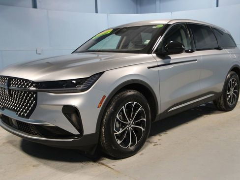 Used 2025 Lincoln Nautilus Premier image 28