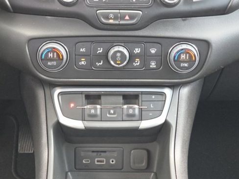 Used 2024 GMC Terrain SLT image 13