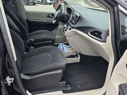 Used 2022 Chrysler Voyager LX FWD image 6