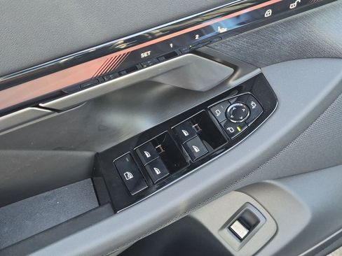New 2027 BMW i5 eDrive40 w/ Convenience Package RWD image 15