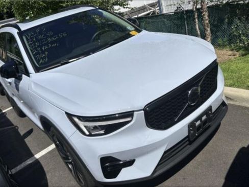 Used 2024 Volvo XC40 B5 Plus w/ Climate Package AWD/4WD image 5