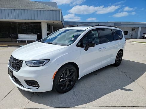 Used 2025 Chrysler Pacifica Limited image 1