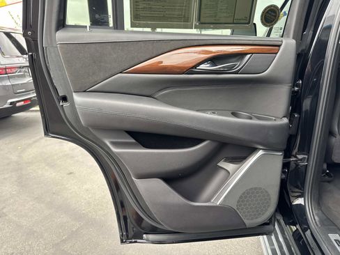 Used 2020 Cadillac Escalade Luxury image 24
