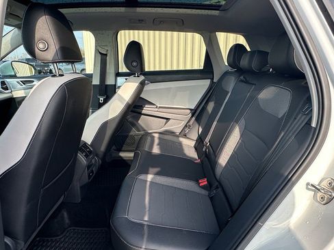 Used 2025 Volkswagen Taos SE w/ Panoramic Sunroof Package image 10