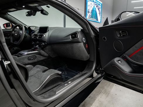 Used 2023 Aston Martin V8 Vantage Coupe RWD image 33