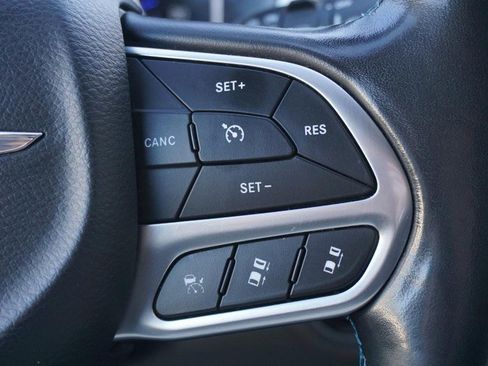 Used 2021 Chrysler Pacifica Touring-L image 40