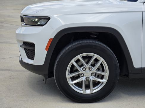 Certified 2023 Jeep Grand Cherokee Laredo w/ Luxury Tech Group I AWD/4WD image 9