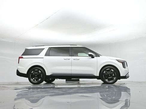 Used 2025 Kia Carnival EX image 53