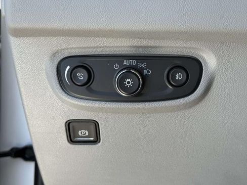 Used 2024 GMC Terrain SLT image 21