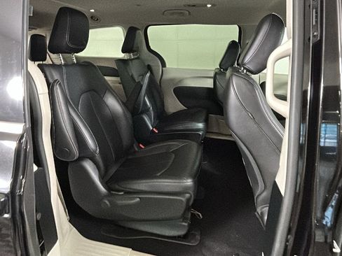 Used 2024 Chrysler Pacifica Limited FWD image 33