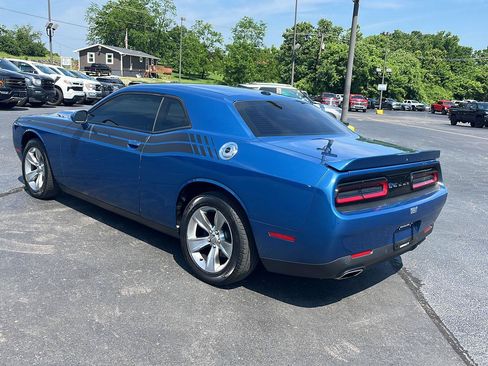 Used 2021 Dodge Challenger SXT w/ Driver Convenience Group RWD image 3