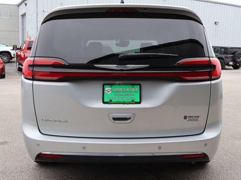 Used 2024 Chrysler Pacifica Touring-L image 4