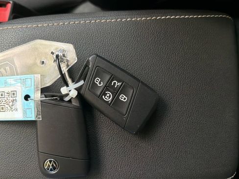 Used 2023 Volkswagen Taos SE w/ Panoramic Sunroof Package FWD image 35
