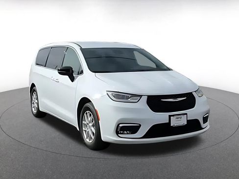 Used 2025 Chrysler Pacifica Select image 3