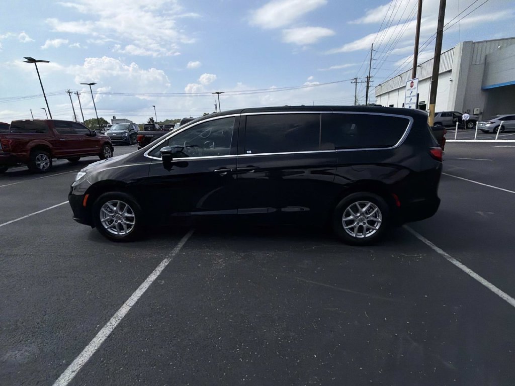 Used 2025 Chrysler Pacifica Select FWD image 6