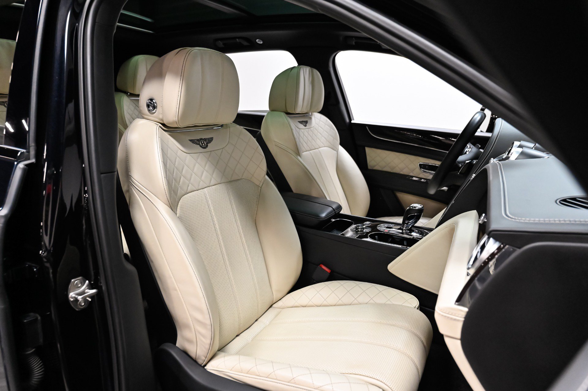 Used 2018 Bentley Bentayga w/ Black Specification AWD/4WD image 19