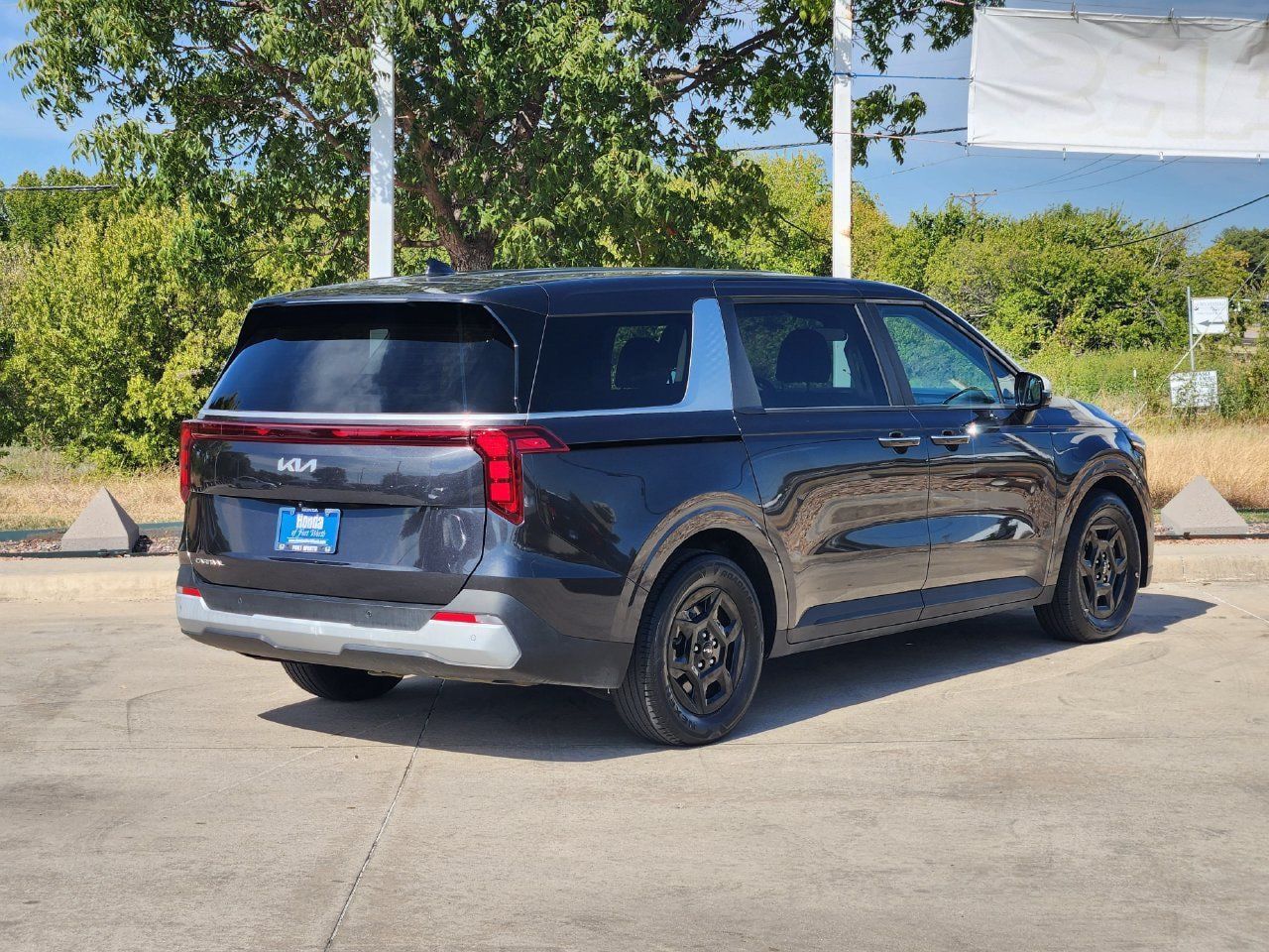 Used 2025 Kia Carnival FWD image 5