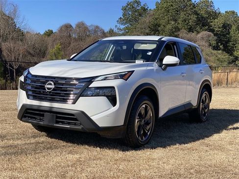 Used 2024 Nissan Rogue SV image 11