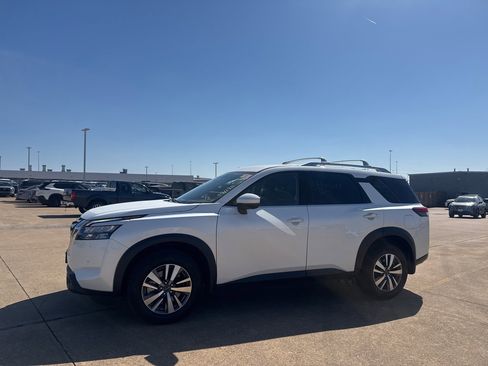Certified 2025 Nissan Pathfinder SL image 11