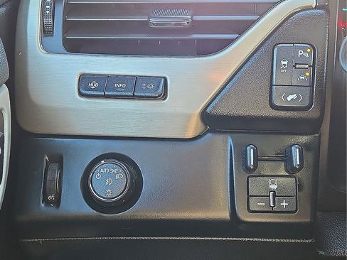 Used 2020 GMC Yukon XL Denali image 28