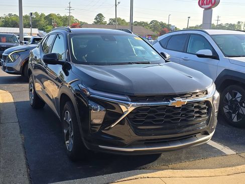Used 2025 Chevrolet Trax LT FWD image 1