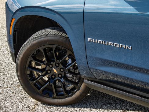 Used 2025 Chevrolet Suburban High Country image 9